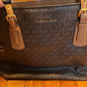 Michael kors bag for sale. Looking for $60. Used but not damaged. I’m good shape